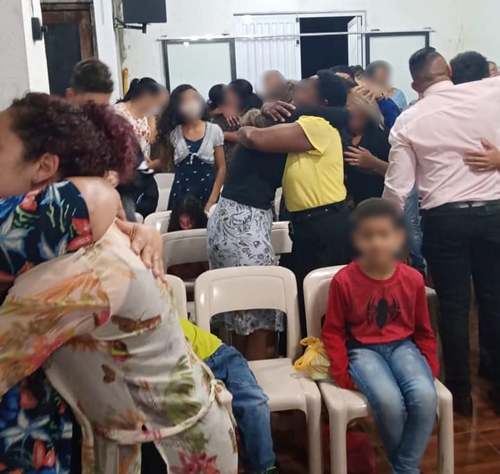 Foto de Culto com fiéis sem máscara repercute e pastor se defende: ‘Praga nenhuma chegará’