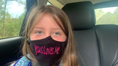 Foto de Escola proíbe aluna de usar máscara com a frase “Jesus me ama”