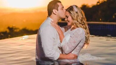 Foto de Andressa Urach e o marido voltam para a Universal e são batizados