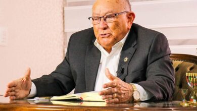 Foto de Pr. José Wellington entrega o “esquema” da Assembleia com emendas parlamentares